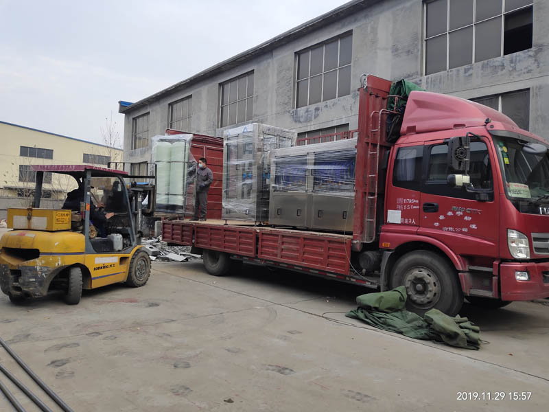 整套油类灌装机生产线发往上海